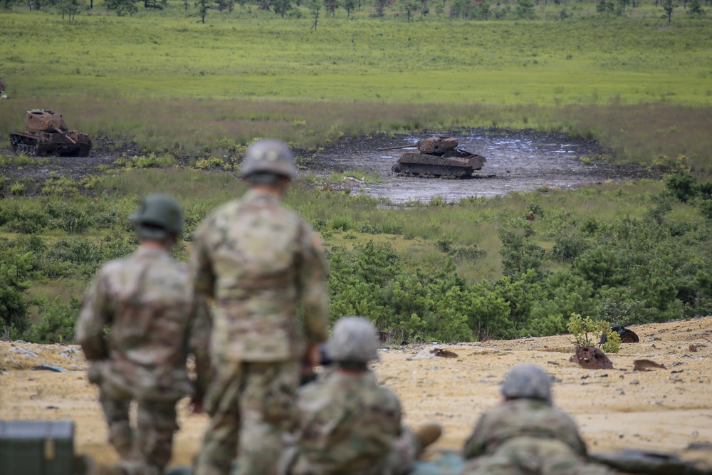 Infantry Soldiers train with Mk 19 grenade launcher