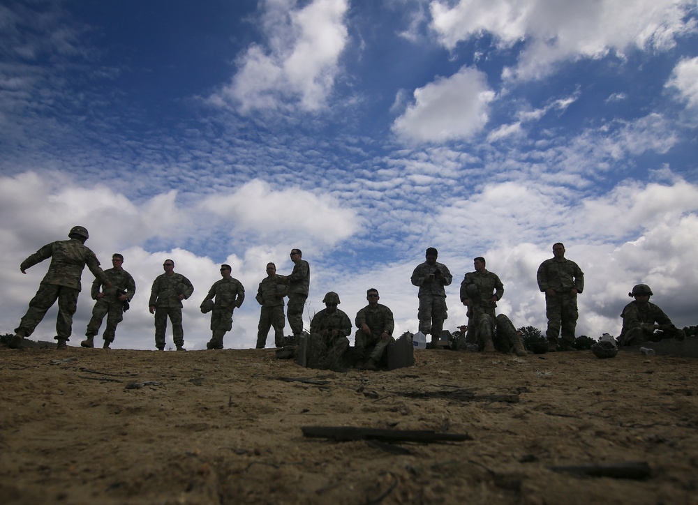 Infantry Soldiers train with Mk 19 grenade launcher