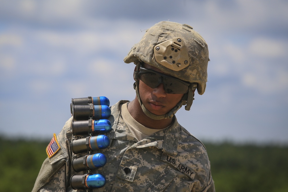 Infantry Soldiers train with Mk 19 grenade launcher