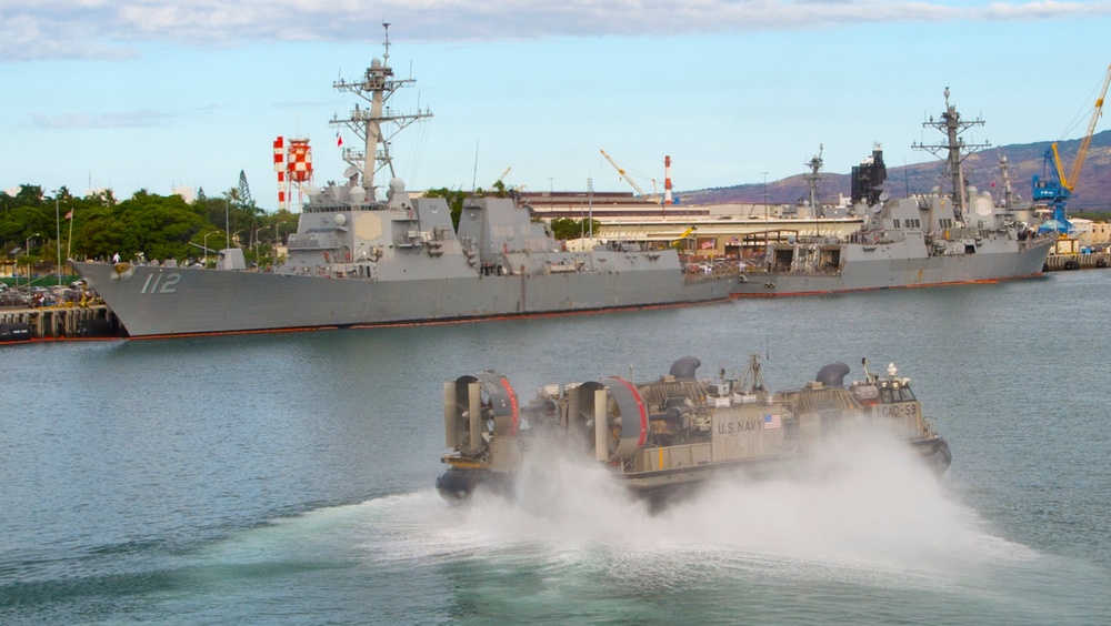 USS Bonhome Richard conducts LCAC Operations-RIMPAC 2018