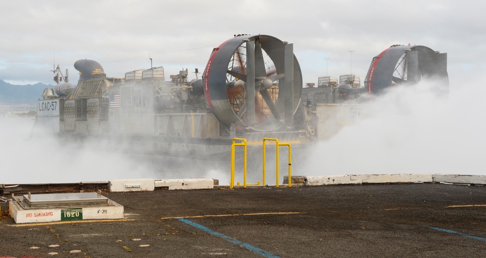 USS Bonhome Richard conducts LCAC operations RIMPAC 2018