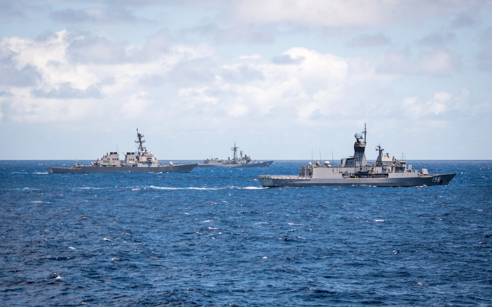 USS O’Kane, HMAS Melbourne, HMAS Toowoomba sail with partner nations during RIMPAC