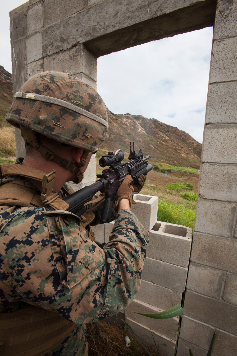 Fire team leaders lead the charge at Hawaii range