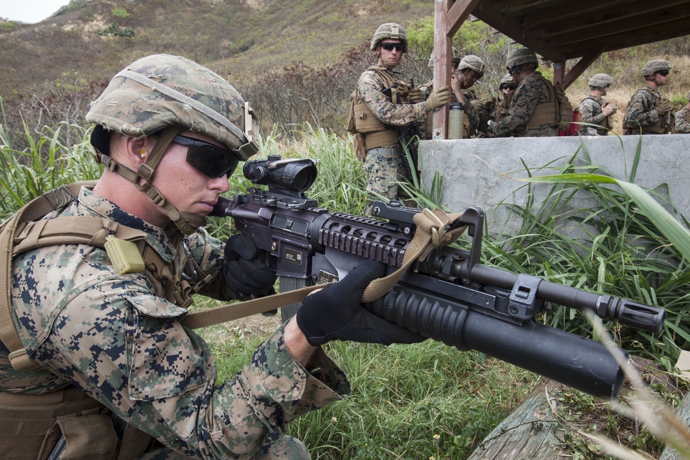 Fire team leaders lead the charge at Hawaii range