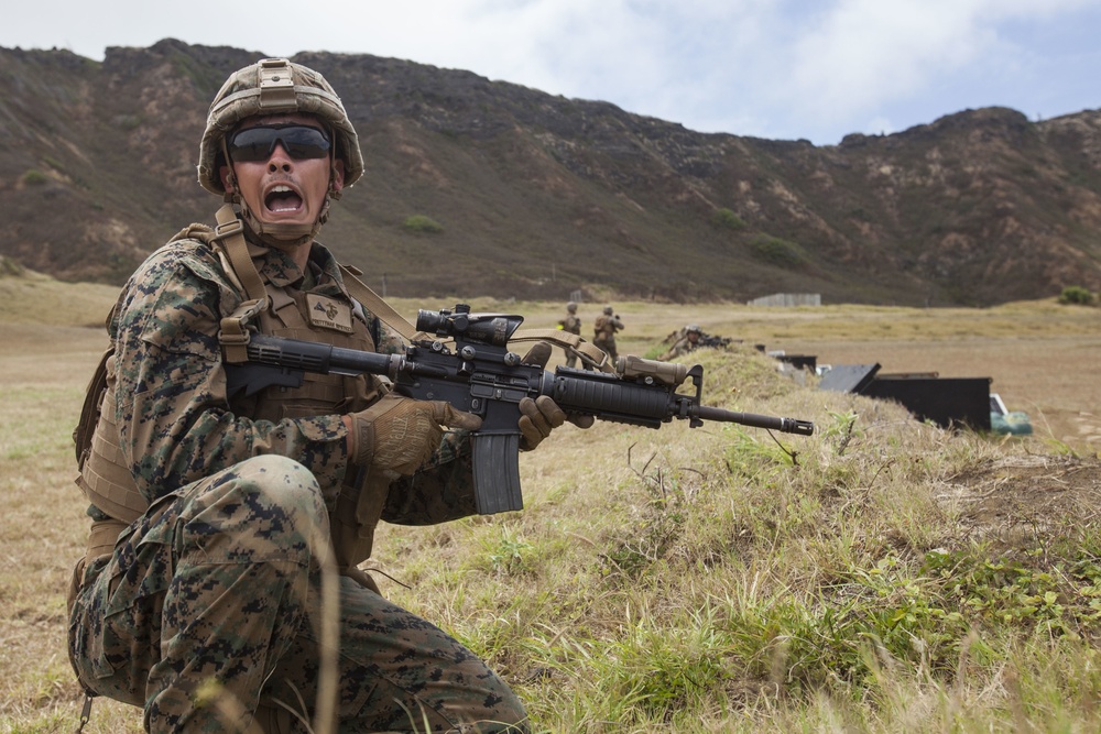 Fire team leaders lead the charge at Hawaii range