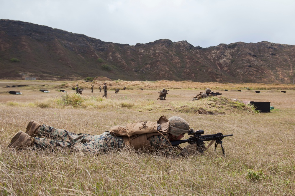 Fire team leaders lead the charge at Hawaii range