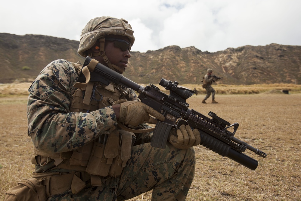 Fire team leaders lead the charge at Hawaii range