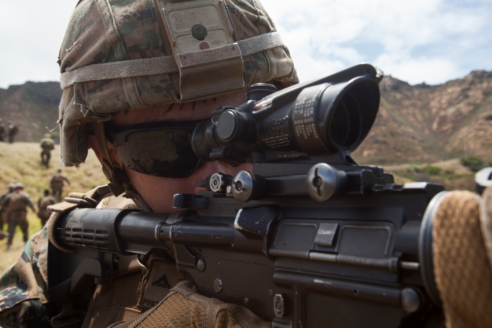 Fire team leaders lead the charge at Hawaii range