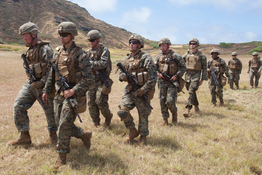 Fire team leaders lead the charge at Hawaii range