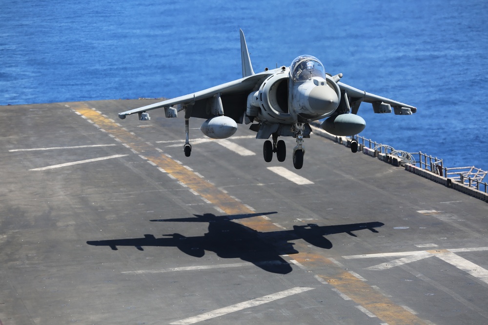 Italian Harrier comes aboard USS Iwo Jima