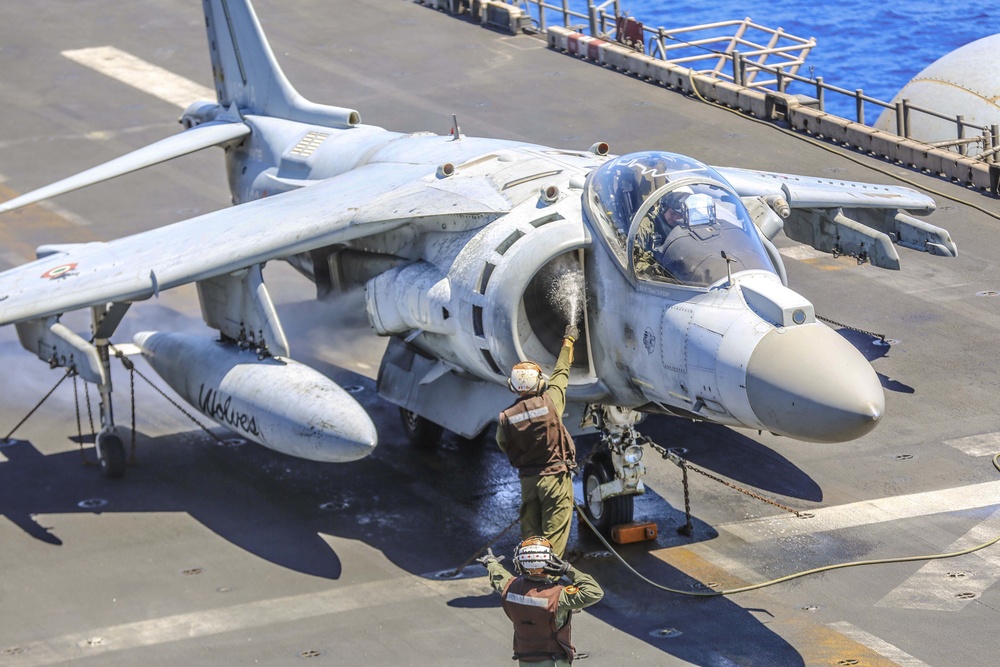 Italian Harrier comes aboard USS Iwo Jima