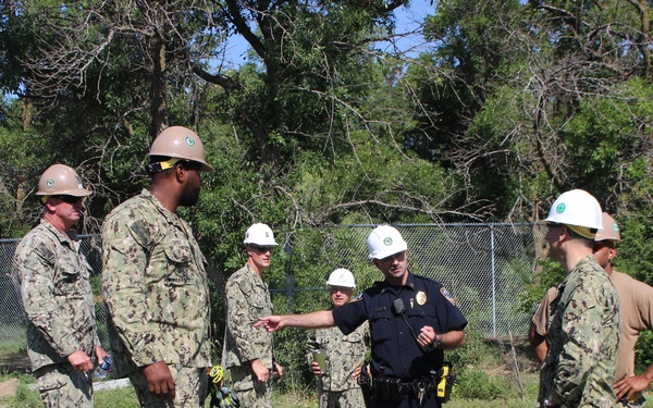 Distinguished Visitors Tour NMCB 27 During IRT Lincoln