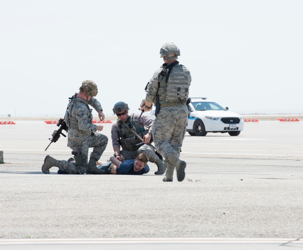 Gunfighters strengthen security measures during FPCON exercise