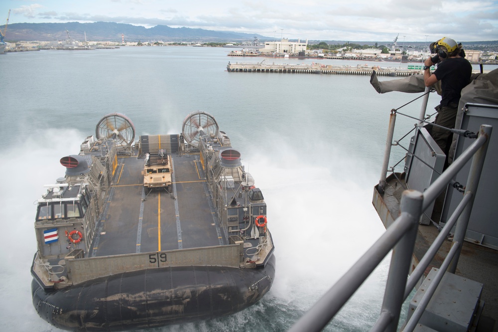 USS Bonhomme Richard Conducts LCAC Operations