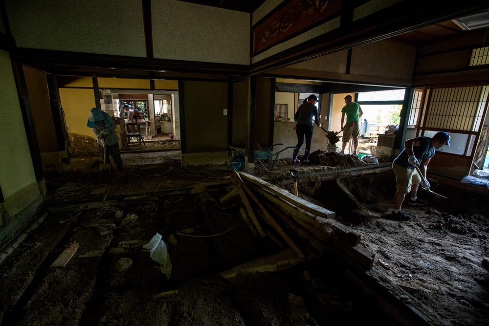 MCAS Iwakuni residents volunteer in flood clean up