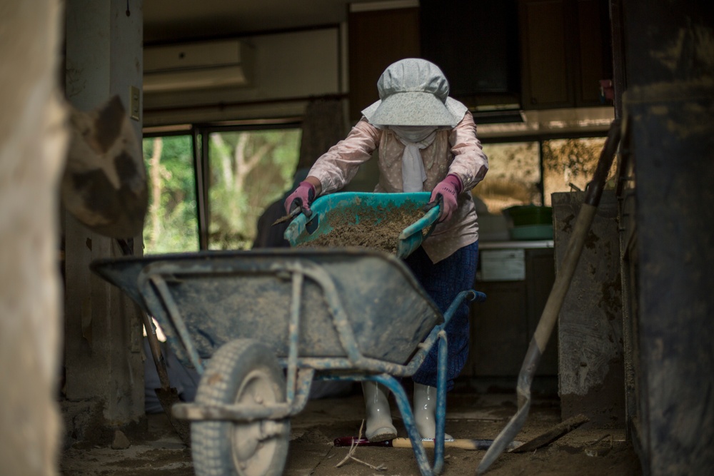 MCAS Iwakuni residents volunteer in flood clean up