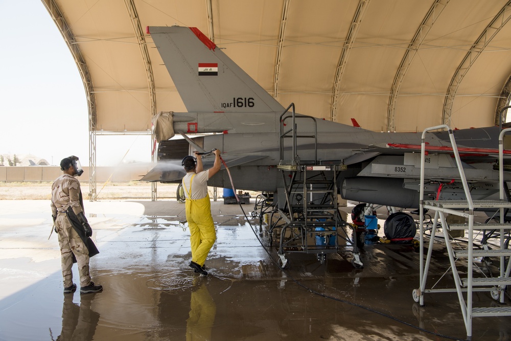 Iraqi F-16 Maintenance