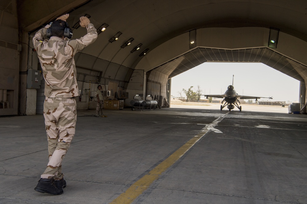 Iraqi F-16 Maintenance