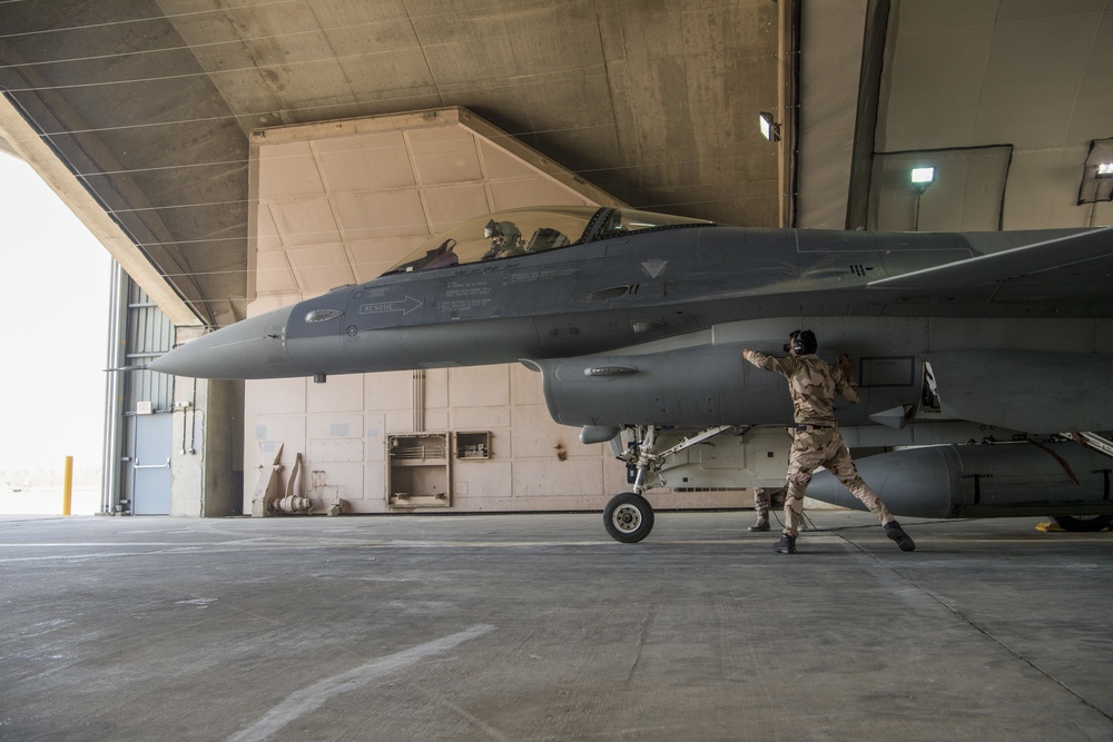 Iraqi F-16 Maintenance