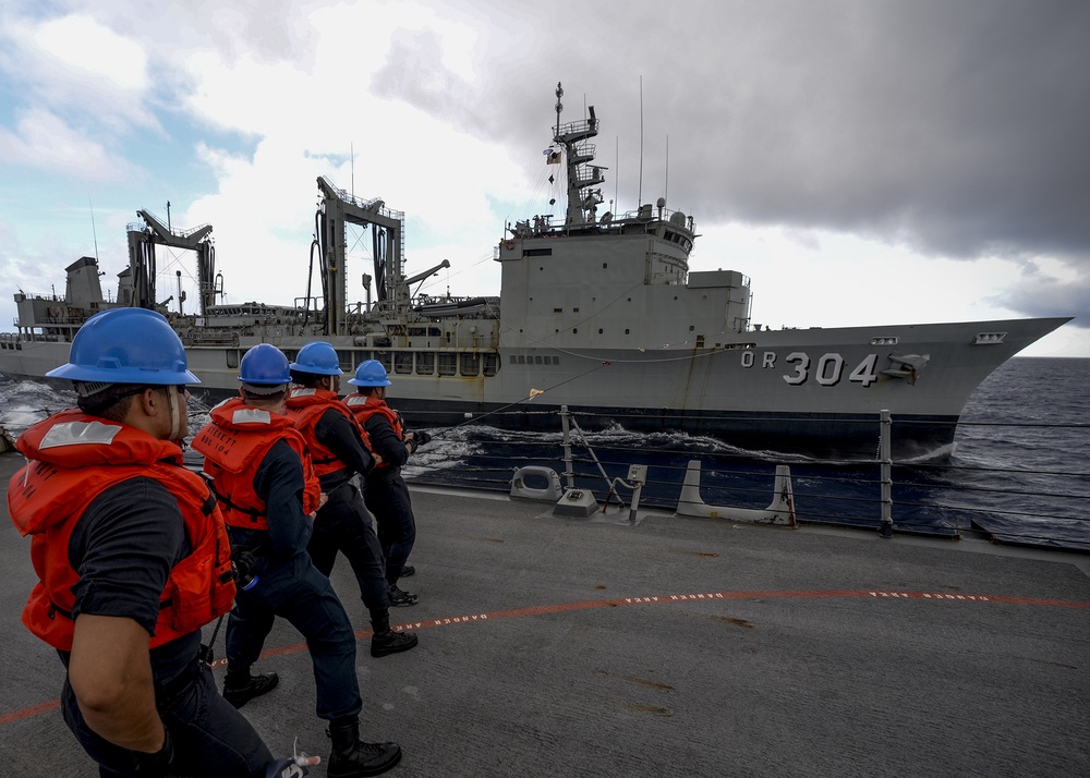 USS Sterett conducts replenishment-at-sea with HMAS Success