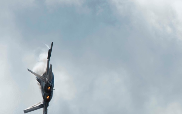 Raptor Demo Team zooms across Canada