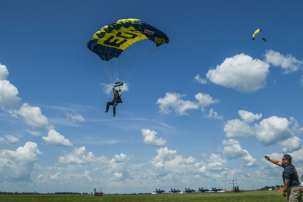 U.S. Navy &quot;Leap Frogs&quot; Perform at Fargo-Moorhead Metro Navy Week