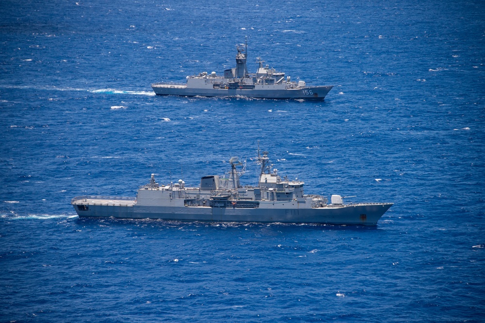 HMNZS Te Mana sails with partner nations during RIMPAC