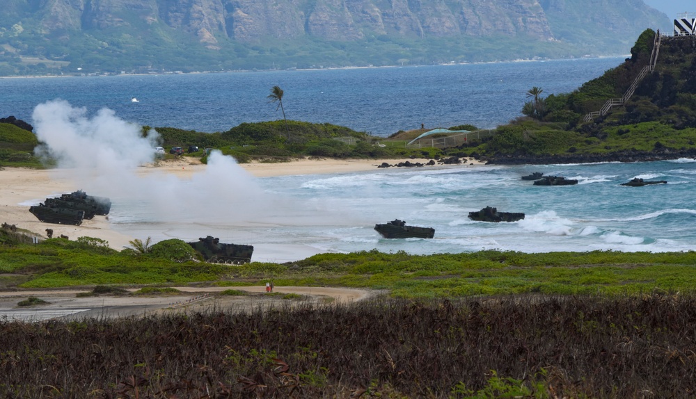 Marines conduct amphibious assault during RIMPAC