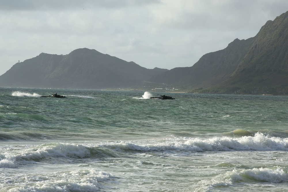 Marines conduct amphibious assault during RIMPAC