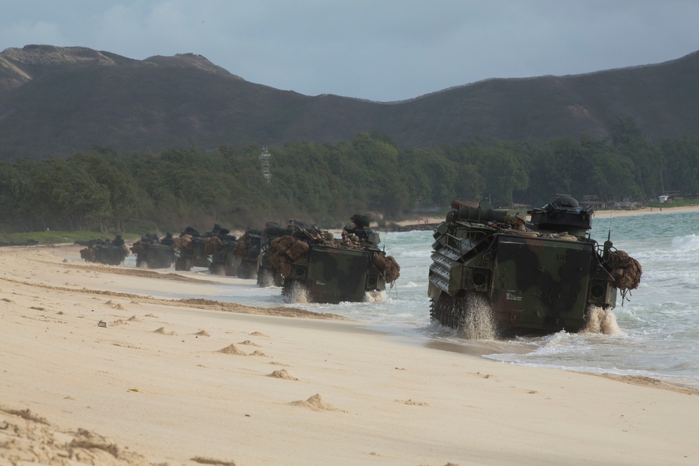 Marines conduct amphibious assault during RIMPAC