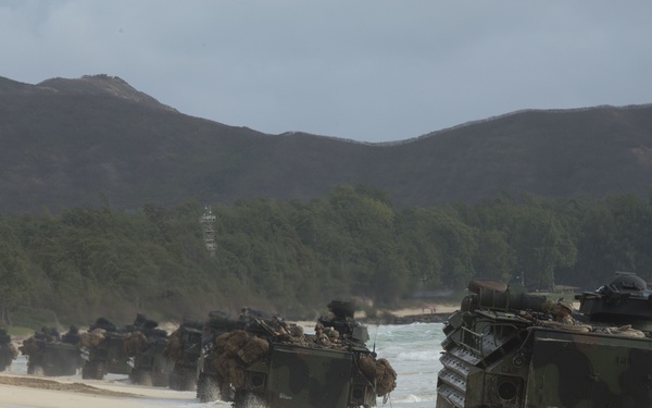 Marines conduct amphibious assault during RIMPAC