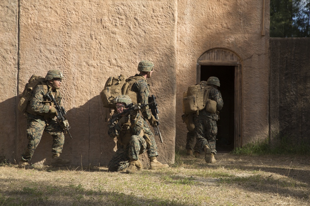 Marines conduct amphibious assault during RIMPAC