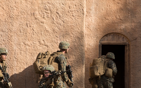 Marines conduct amphibious assault during RIMPAC