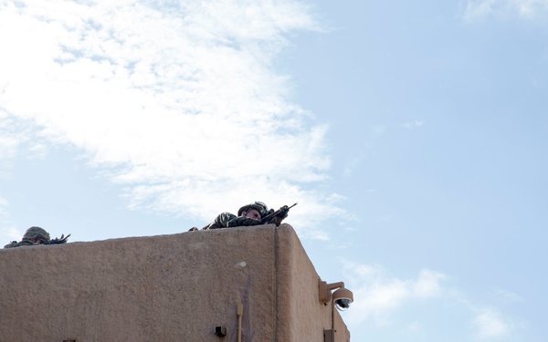 Marines conduct amphibious assault during RIMPAC