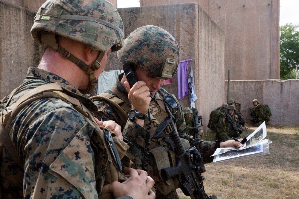 Marines conduct amphibious assault during RIMPAC