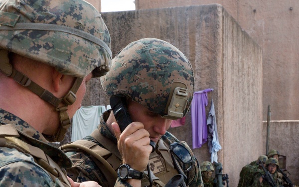 Marines conduct amphibious assault during RIMPAC