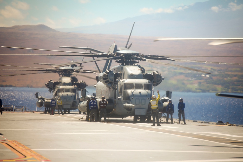 U.S. Marines conduct touch down ops aboard HMAS Adelaide