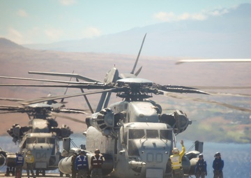 U.S. Marines conduct touch down ops aboard HMAS Adelaide