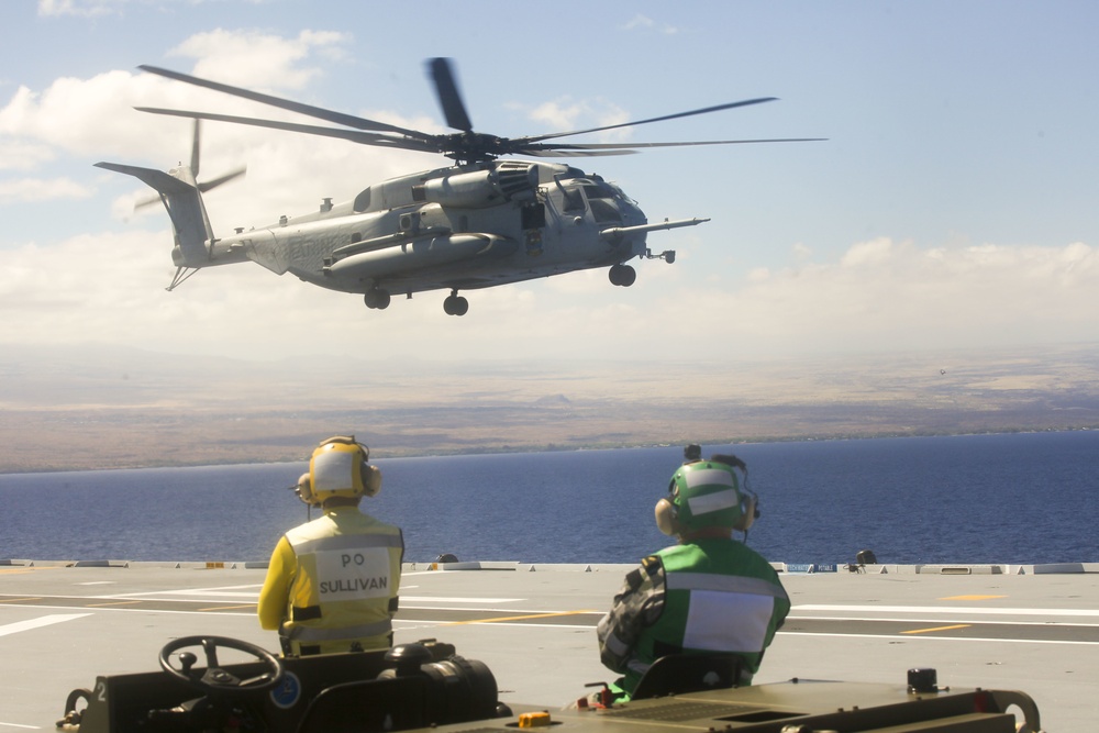 U.S. Marine, Australian Army pilots conduct touch down ops aboard HMAS Adelaide