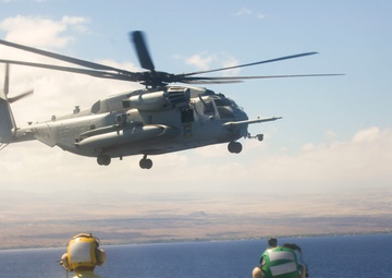 U.S. Marine, Australian Army pilots conduct touch down ops aboard HMAS Adelaide