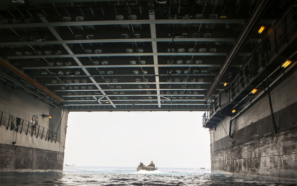 Marines demostration capabilities during RIMPAC aboard HMAS Adelaide