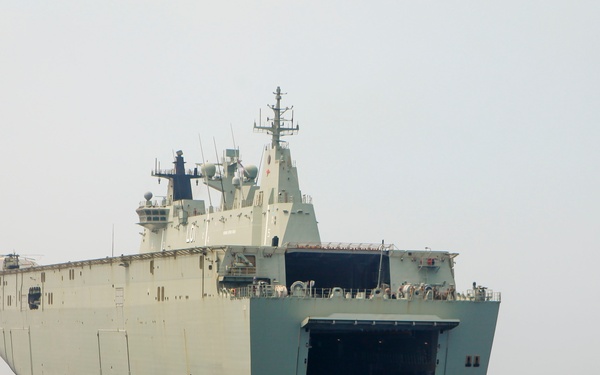 U.S. Marines embark aboard HMAS Adelaide