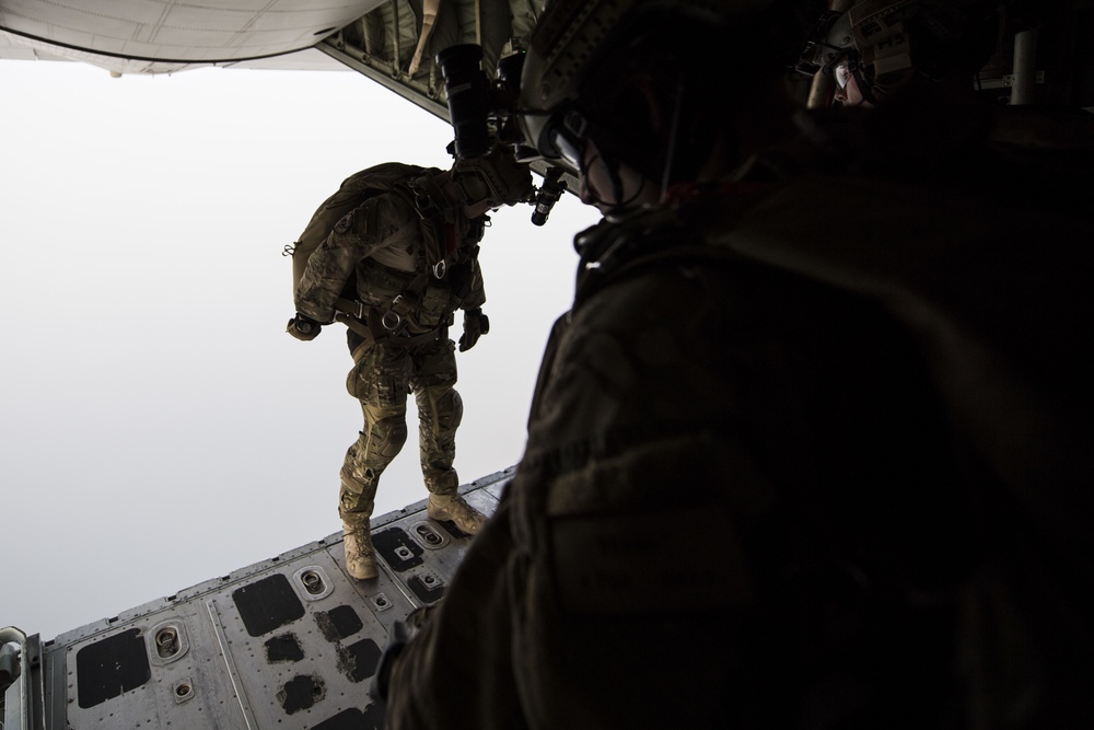 Pararescuemen train HALO jumping with U.S. Marines