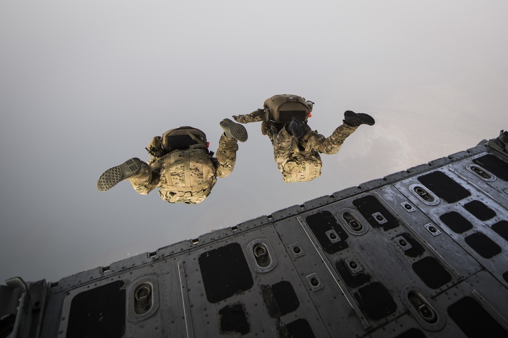 Pararescuemen train HALO jumping with U.S. Marines
