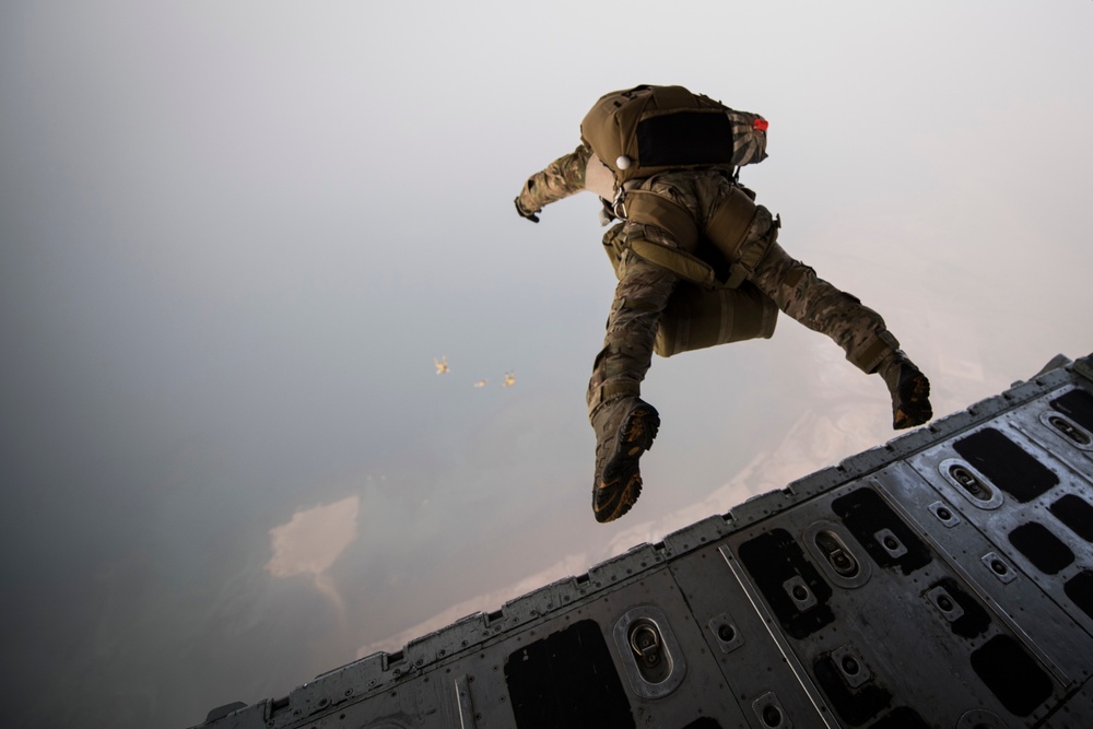 Pararescuemen train HALO jumping with U.S. Marines