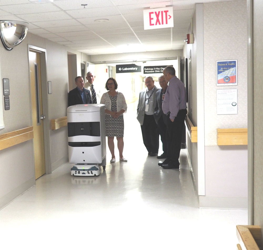 Nebraska Senator Fischer arrives, receives Omaha VAMC updates