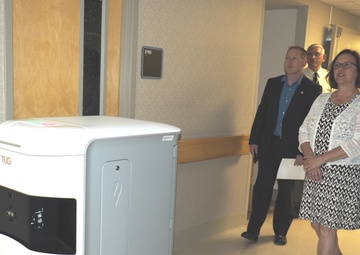 Nebraska Senator Fischer arrives, receives Omaha VAMC updates