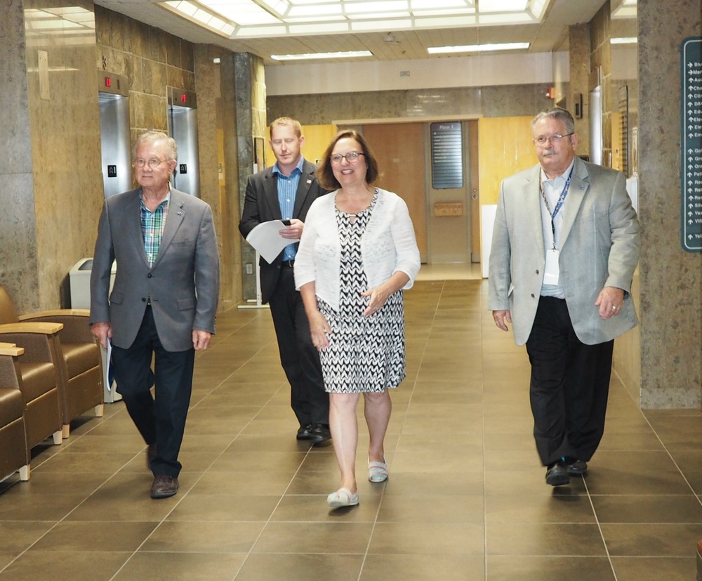 Nebraska Senator Fischer arrives, receives Omaha VAMC updates