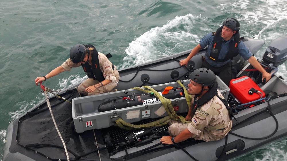 Royal Netherlands Navy and Royal Canadian Navy personnel transit to exercise sea minefield to launch UUVs during RIMPAC SOCAL