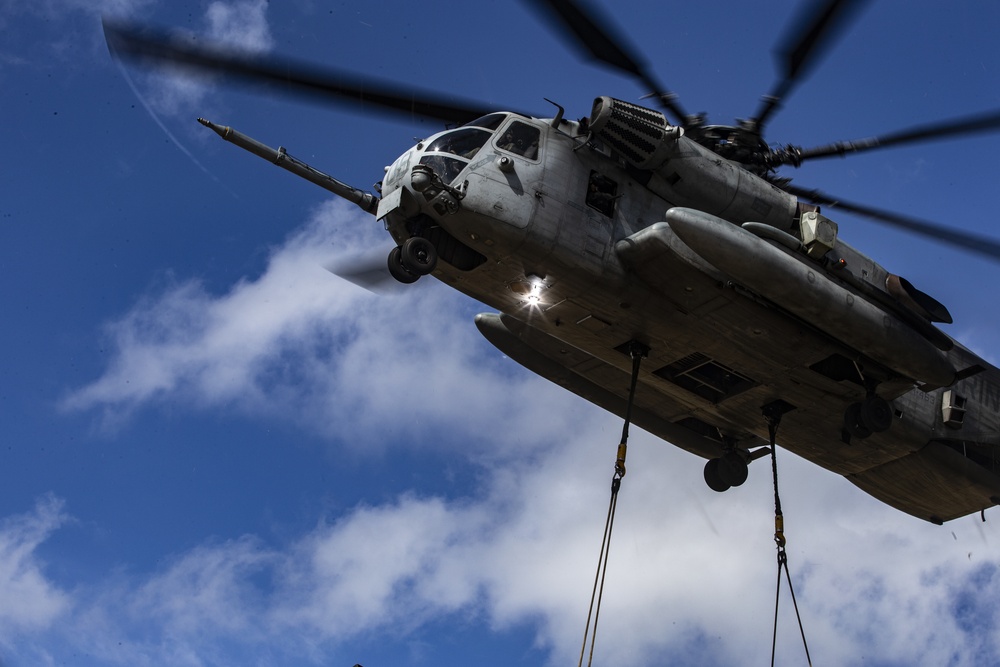 CH-53 transports howitzer during RIMPAC amphib landing demo
